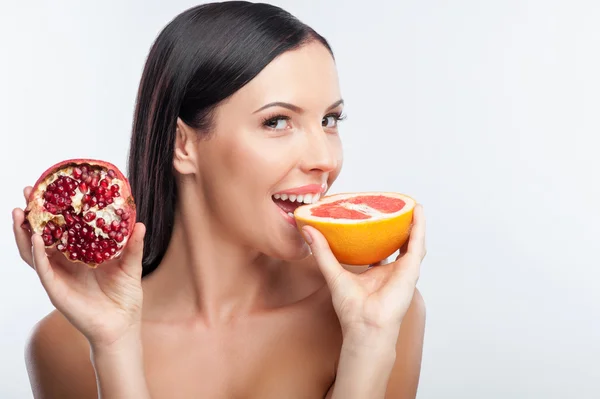 Jovem atraente está comendo frutas exóticas — Fotografia de Stock