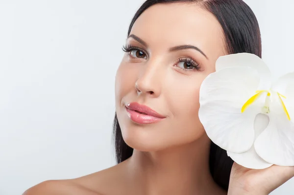 Pretty young girl is relaxing with flower — Stockfoto