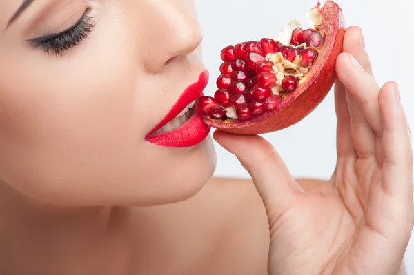 Attractive young woman is enjoying healthy fruit — 스톡 사진