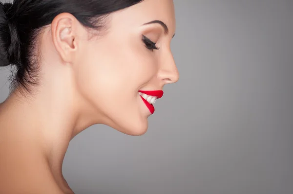 Menina bonita com sorriso bonito é relaxante — Fotografia de Stock