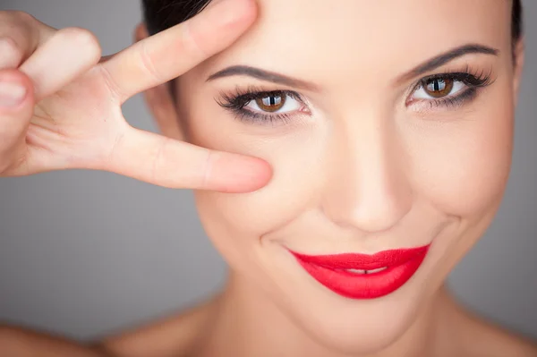 Attraktive junge Frau gestikuliert mit Spaß — Stockfoto