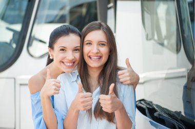 Çekici genç kızlar onların yolculuğun tadını çıkarıyor