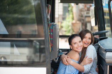 Çekici bir genç kadın onların yolculuğun tadını çıkarıyor