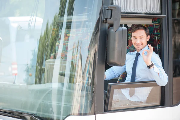 Hübscher fitter junger Fahrer gestikuliert positiv — Stockfoto