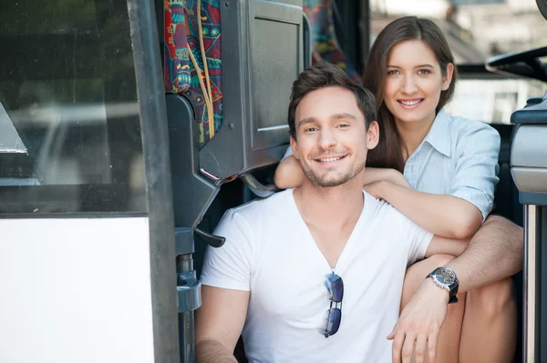 Atraente jovem casal amoroso está usando transportes públicos — Fotografia de Stock