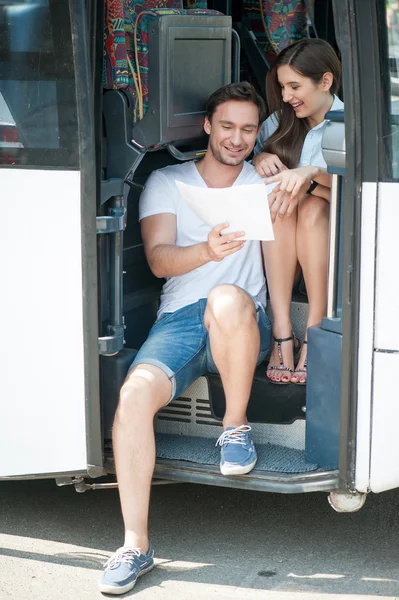 Bastantes jóvenes amantes están disfrutando de su viaje — Foto de Stock