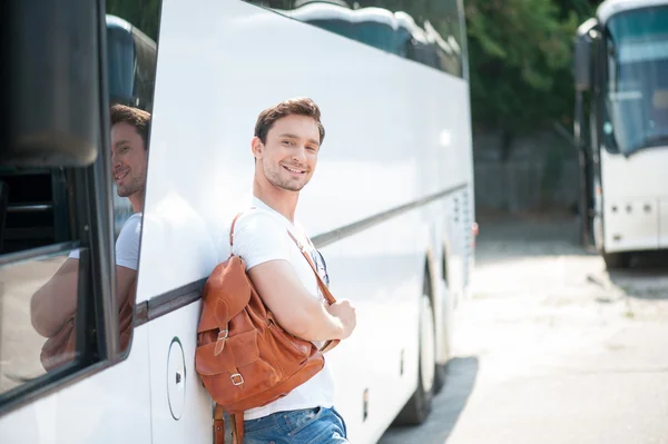 Attractive young guy is ready for his journey — Stock Photo, Image