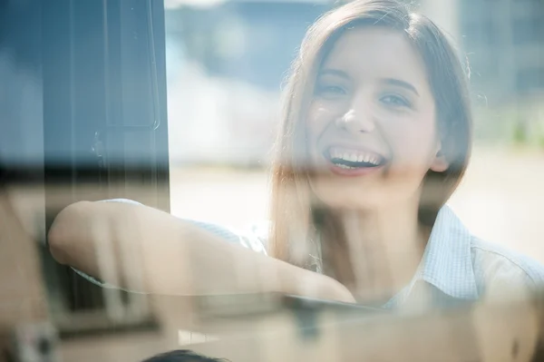 Attraktive junge Mädchen ist bereit zu reisen — Stockfoto