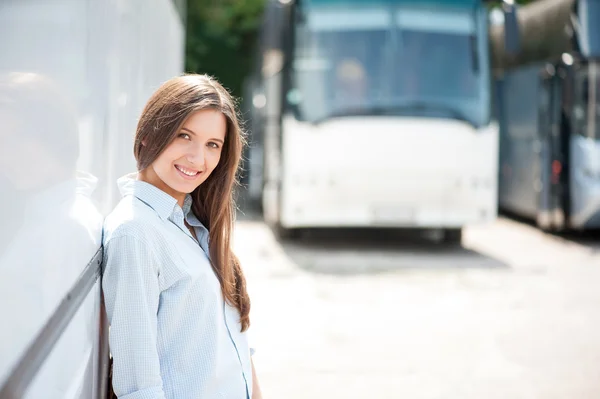 Menina bonita está desfrutando de sua jornada — Fotografia de Stock