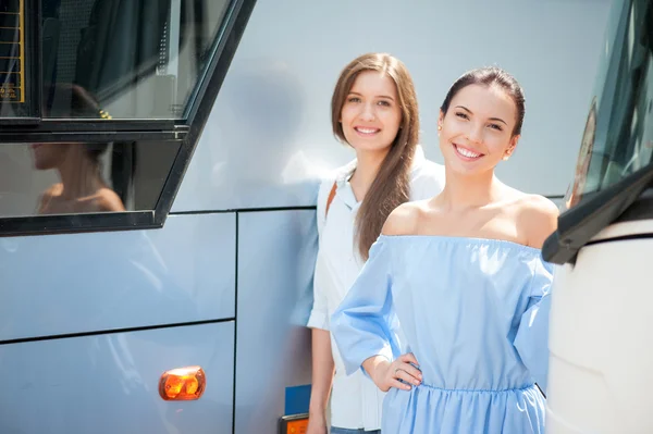 Beautiful young girls are waiting for bus departure — Stock Photo, Image