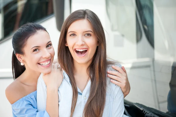 Neşeli genç kadınlar toplu taşıma araçları ile seyahat