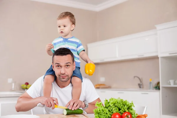 Attrayant jeune père cuisine pour son enfant — Photo