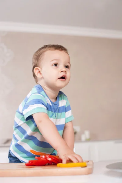 Pretty little child is eating healthy food — Stockfoto