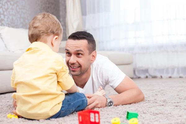 Cheerful young man is spending time with his child — Zdjęcie stockowe