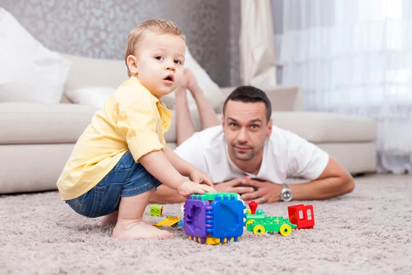 Hombre atractivo está pasando tiempo con su hijo — Foto de Stock