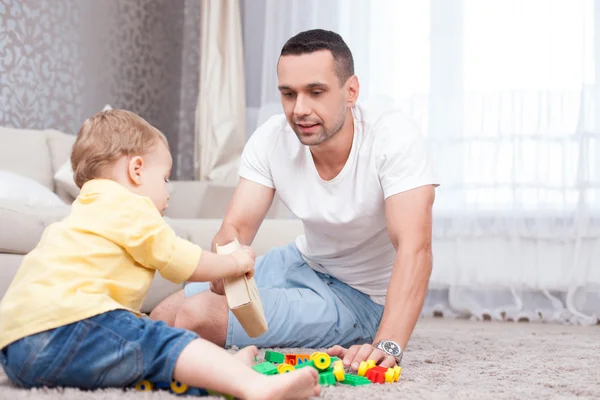 Bonito padre e hijo están pasando tiempo juntos. — Foto de Stock