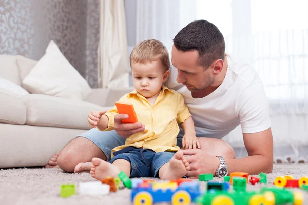 Bonito pai está familiarizando seu filho com tecnologias modernas — Fotografia de Stock