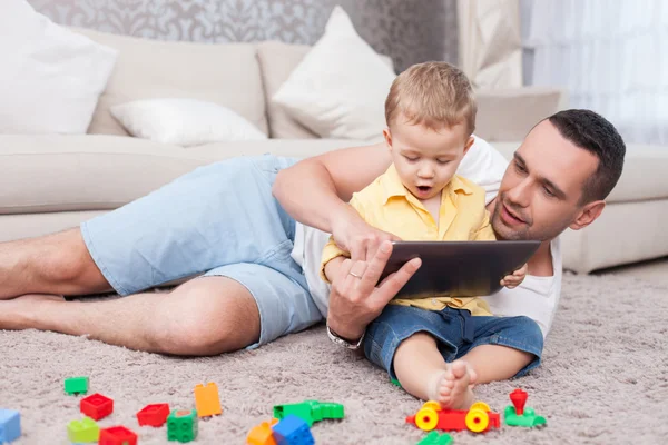 Linda familia está utilizando un ordenador portátil para la diversión — Foto de Stock