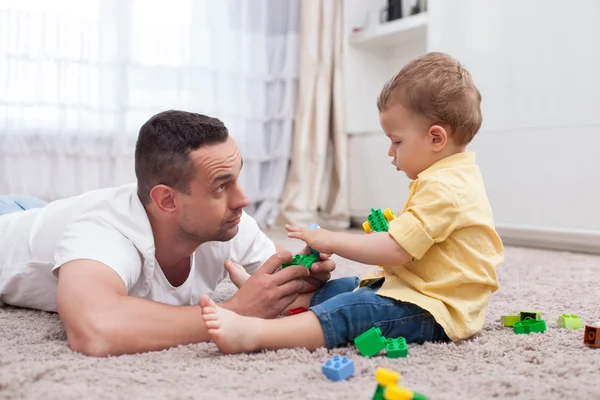 Una familia muy amigable está pasando tiempo juntos. — Foto de Stock