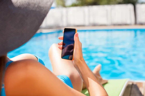 Attractive young healthy girl is getting a suntan — Stockfoto