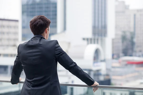 Giovane uomo d'affari di successo sta riposando dopo il lavoro — Foto Stock