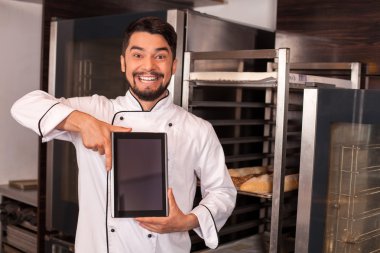 Neşeli genç Şef modern ekipman gösterilen