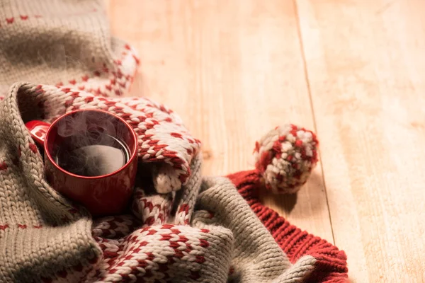 Férias roupas tecidas e café no inverno frio — Fotografia de Stock