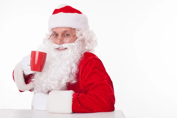 Herrlicher Weihnachtsmann ruht sich nach der Arbeit aus — Stockfoto