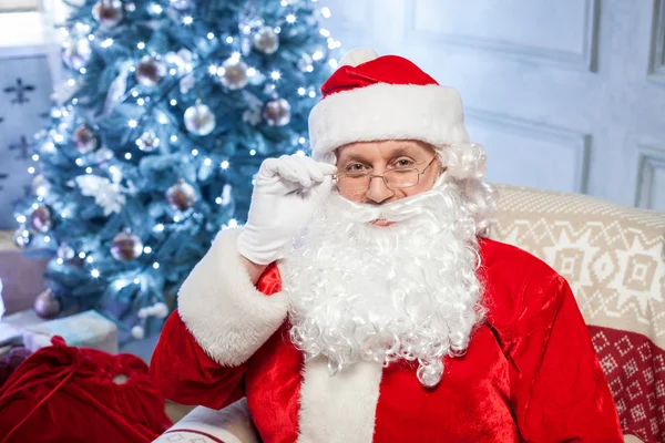 Friendly Father Christmas is congratulating with New Year — Zdjęcie stockowe