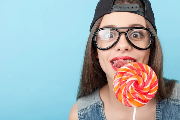 Hermosa mujer de estilo joven está loca por los dulces — Foto de Stock