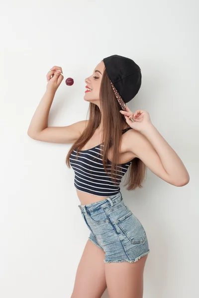 Atractiva joven mujer está jugando con dulces — Foto de Stock
