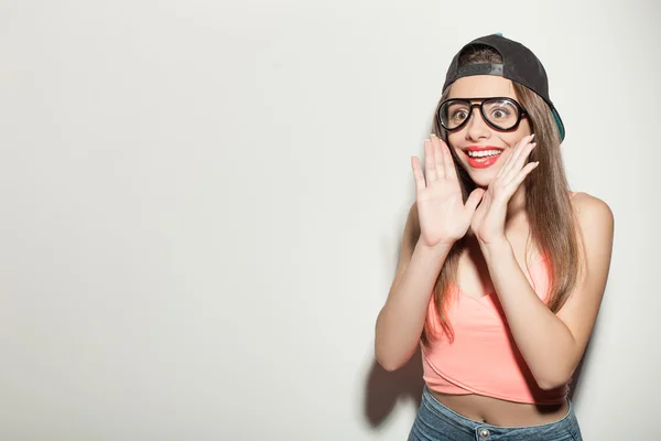 Fröhliches Hipster-Mädchen drückt ihre Überraschung aus — Stockfoto