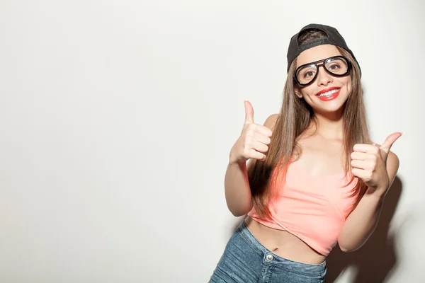 Jovem atraente estilo mulher está gesticulando positivamente — Fotografia de Stock