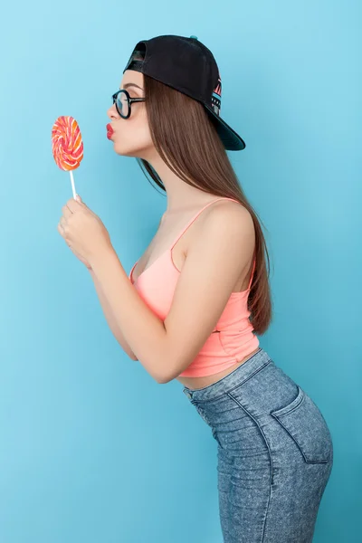 Atractiva joven mujer está probando dulces dulces — Foto de Stock