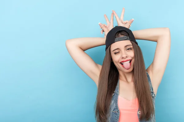 Hübsche junge gestylte Frau zeichnet Gesichter — Stockfoto