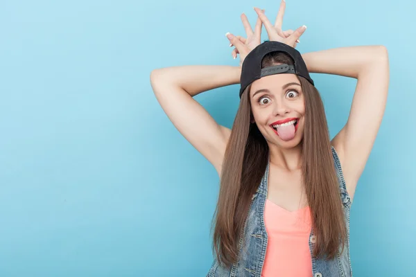 Cute young hipster girl is making fun — Stockfoto