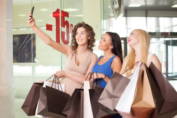 Hermosas mujeres jóvenes están pasando tiempo en la tienda — Foto de Stock