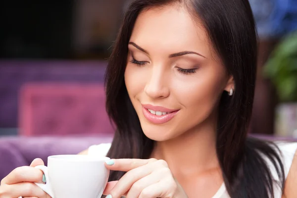 Веселая молодая женщина отдыхает в кафе — стоковое фото