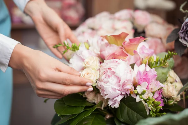 Floristería joven exitosa está trabajando en su floristería —  Fotos de Stock