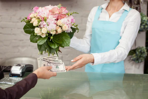 Профессиональный флорист продает красивые цветы — стоковое фото
