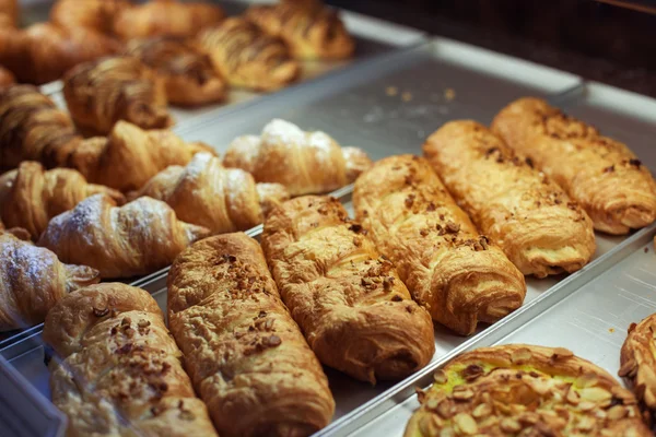 Große Auswahl an Appetithappen-Brötchen in der Bäckerei — Stockfoto