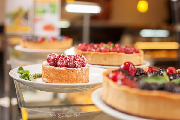 Tortas de apetite em pratos em padaria agradável — Fotografia de Stock