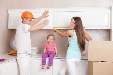 Genç ve güzel aile şeyler geçmeden önce ambalaj