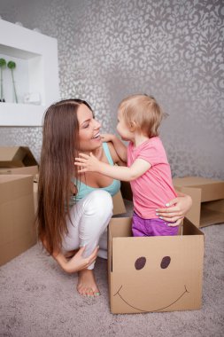 Sevimli aile şeyler taşımak için ambalaj 