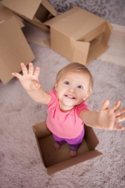 Güzel çocuk dalga paketleme sürecinde