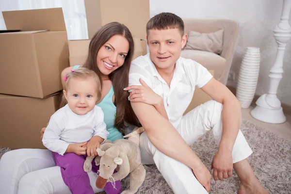 Trevlig ung familj kommer att flytta — Stockfoto