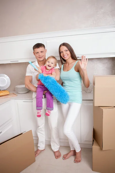 Söt trevlig familj förbereder sig för att flytta i nya byggnaden — Stockfoto