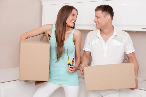 Glada unga gift par förbereder sig för att flytta — Stockfoto
