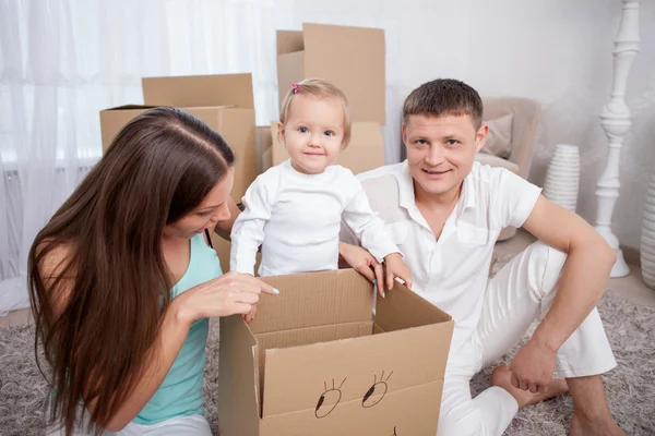 Famiglia abbastanza amichevole si sta trasferendo in un'altra casa — Foto Stock