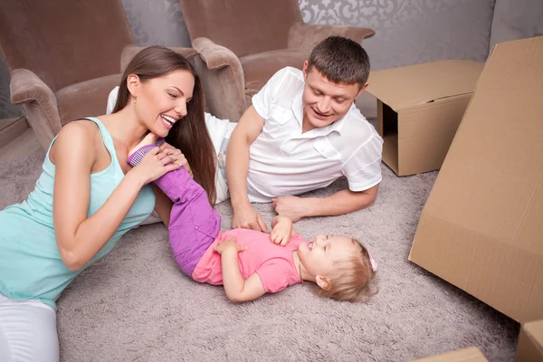 La bella famiglia si sta preparando a trasferirsi in un altro edificio — Foto Stock